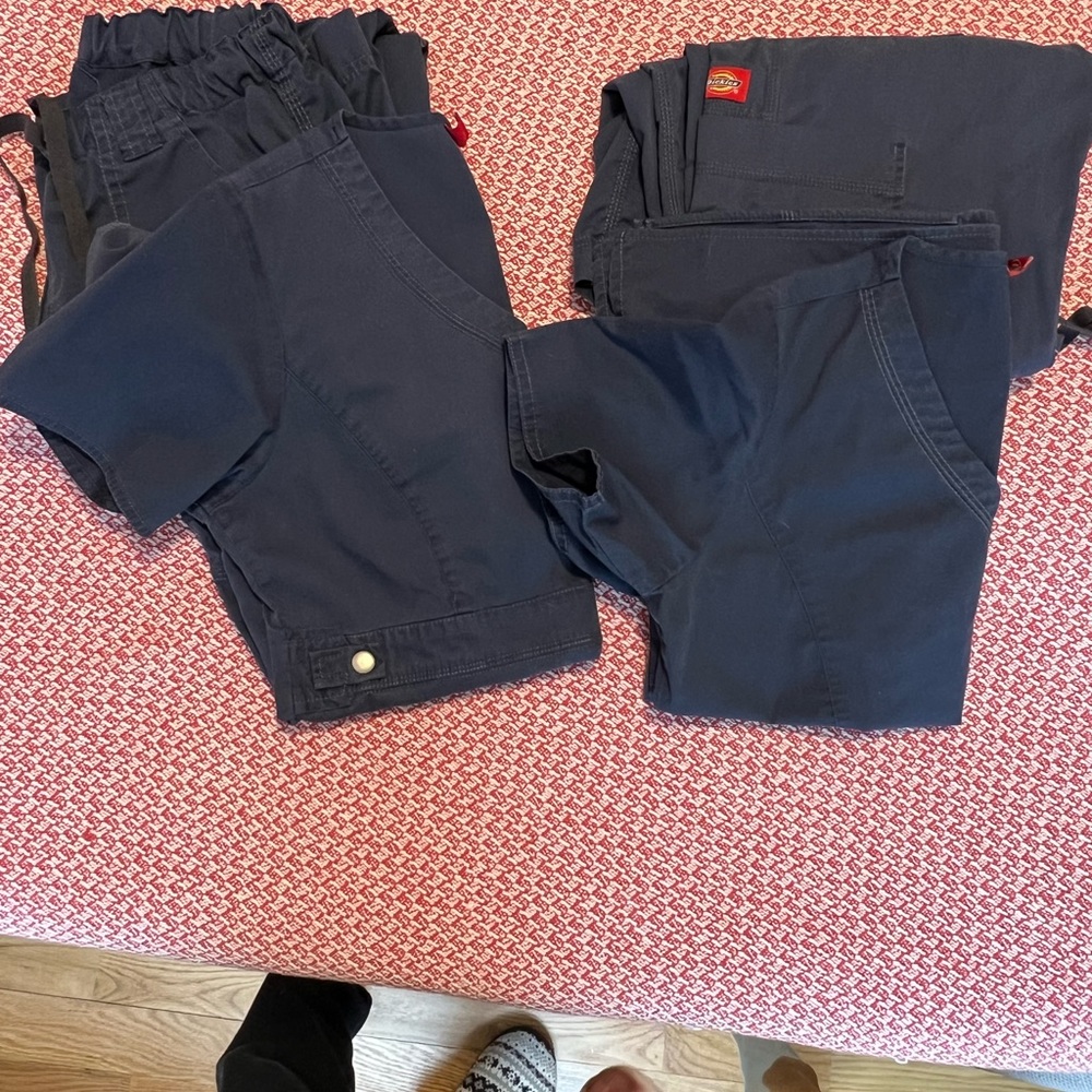 dickies cargo scrubs, bottoms are extra small tops are small or medium
